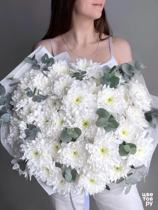 Букет из белой махровой хризантемы 